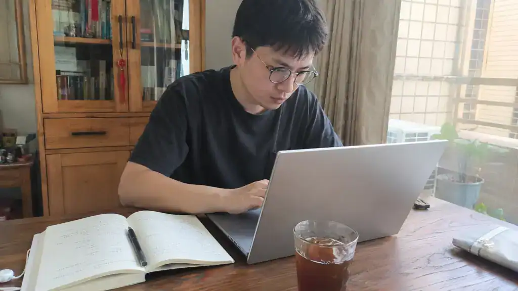純線上交付的自由接案者，初期更需要作品集、流程與案源穩定度，不一定需要月租工作室。