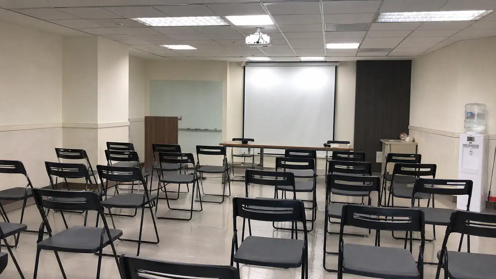 台南講座場地開課前的投影幕麥克風與教室座位