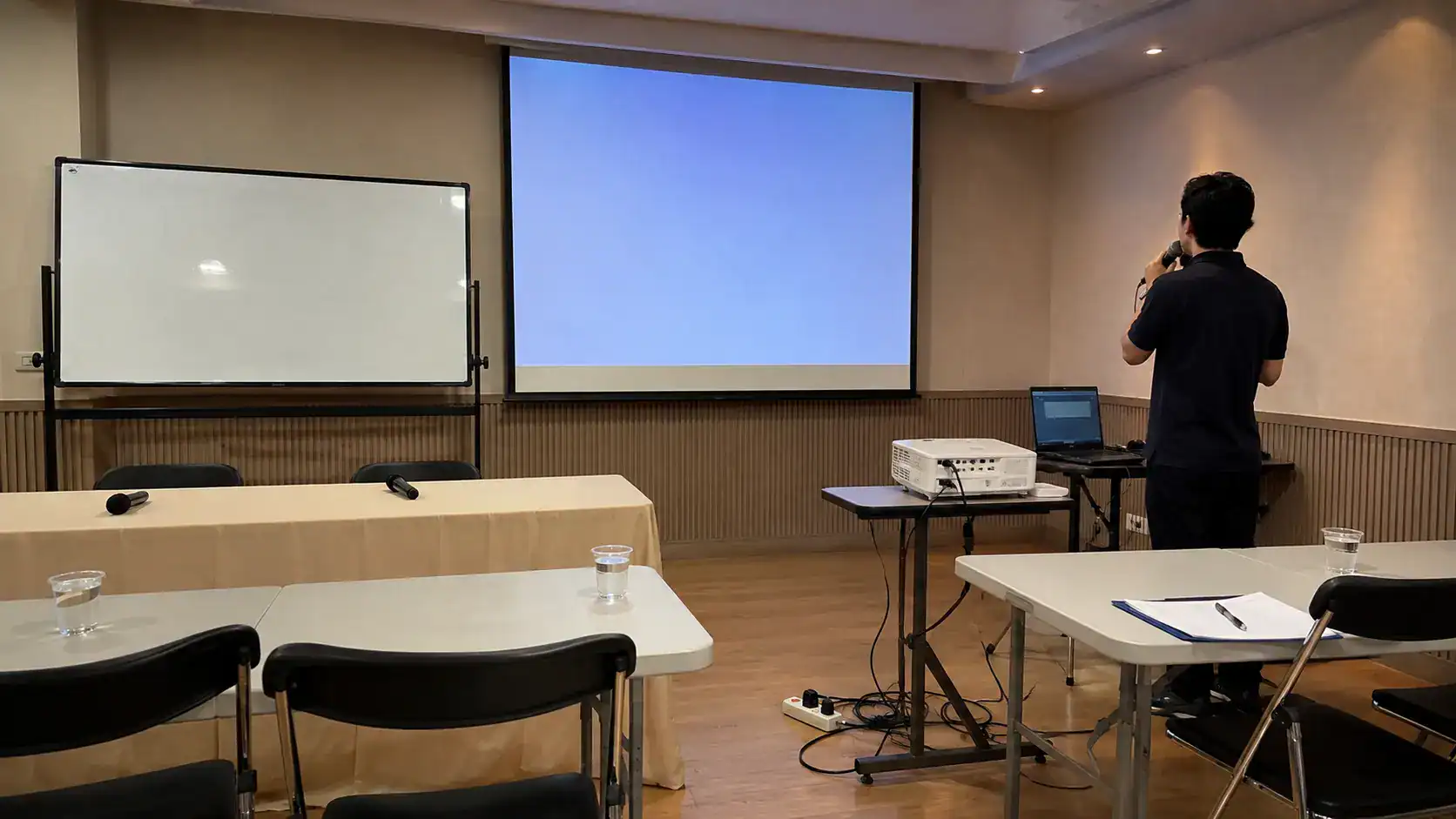 講師在台南企業內訓場地測試投影與麥克風