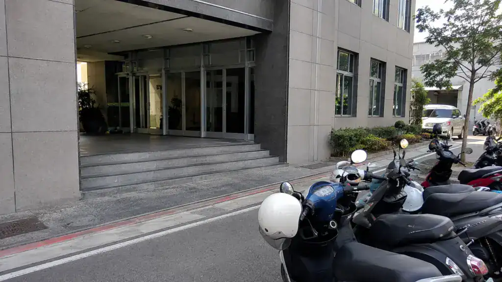 中華路與東區交界的交通條件，會影響客戶抵達、停車與設備搬運。
