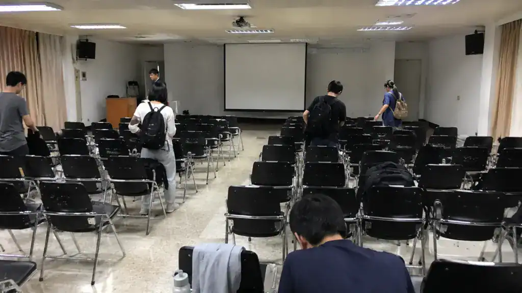台南永康教室租借：30 至 60 人課程要看座位密度、投影視線和學員進出空間。