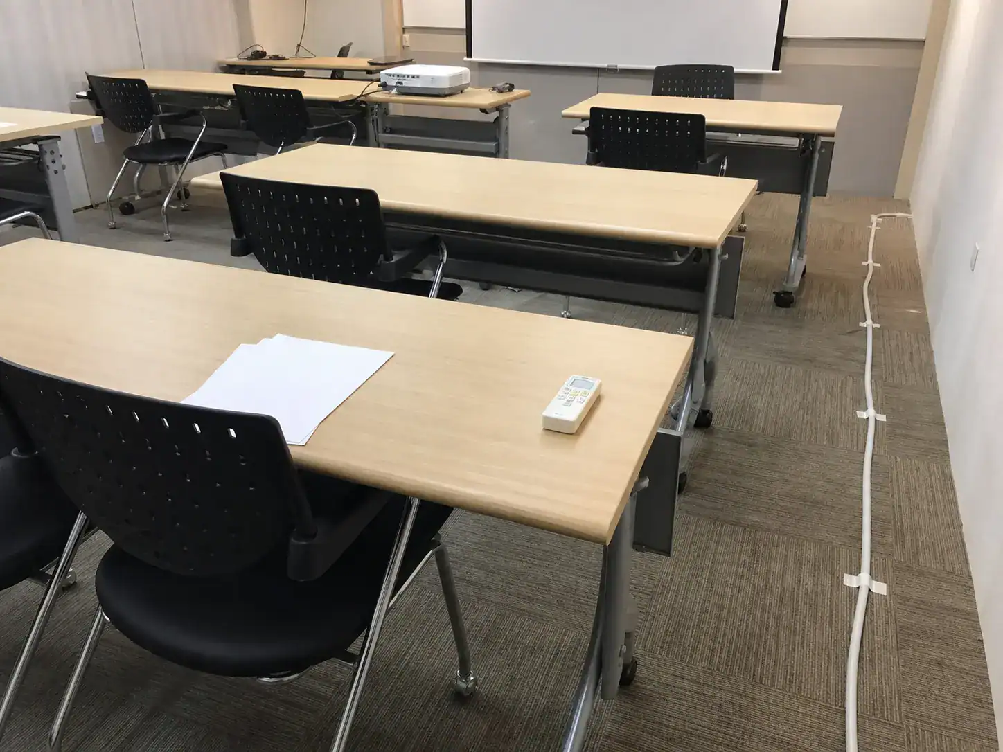 內訓教室桌椅與靠牆固定的延長線，走道保持清楚