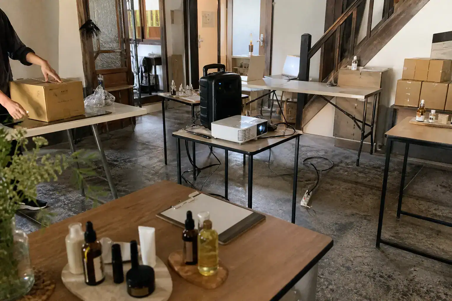 台南品牌活動場地的投影、音響、展示品與搬運準備示意