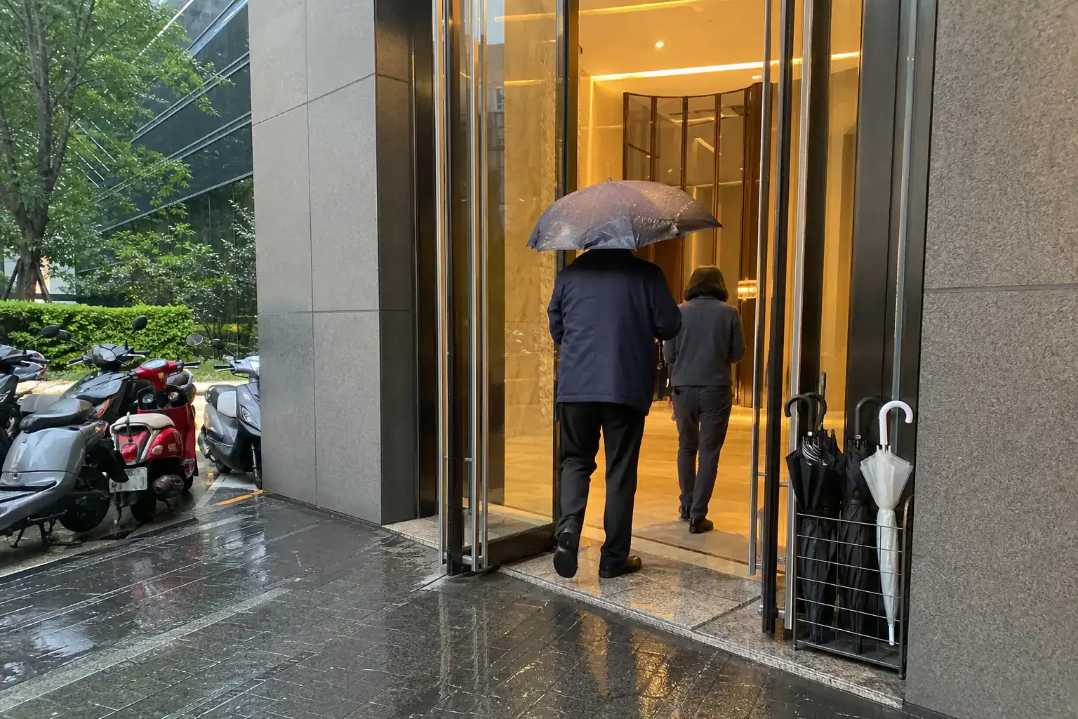 台南會議室租借的雨天入口與停車動線