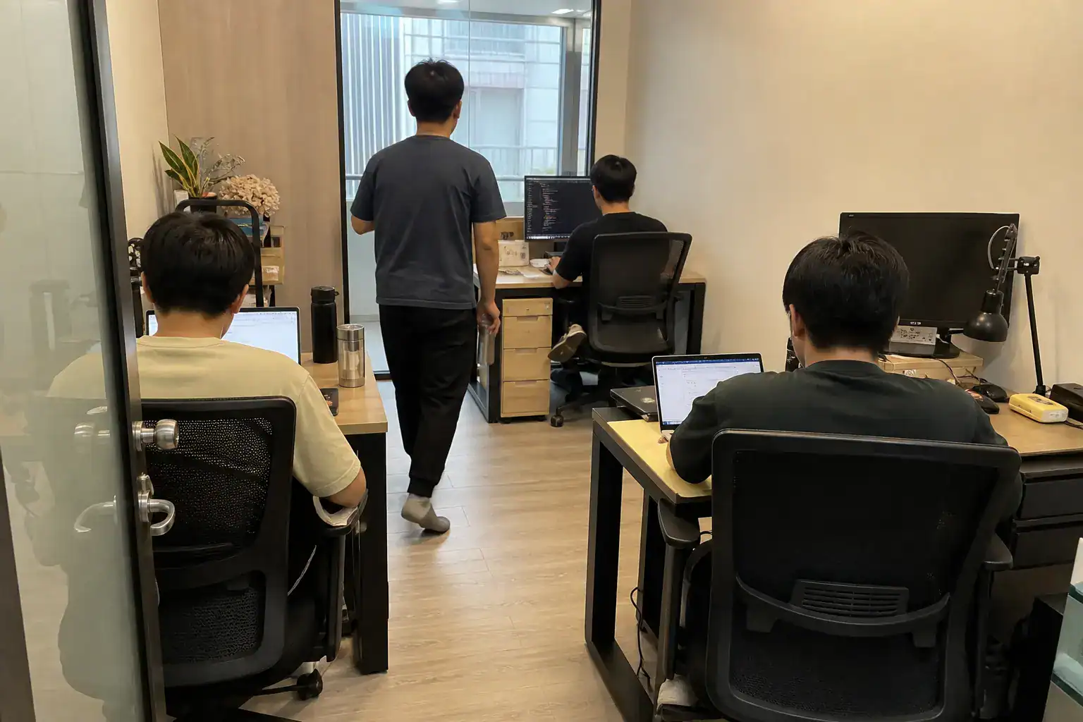 四人新創團隊坐滿台南微型辦公室並測試中央走道動線