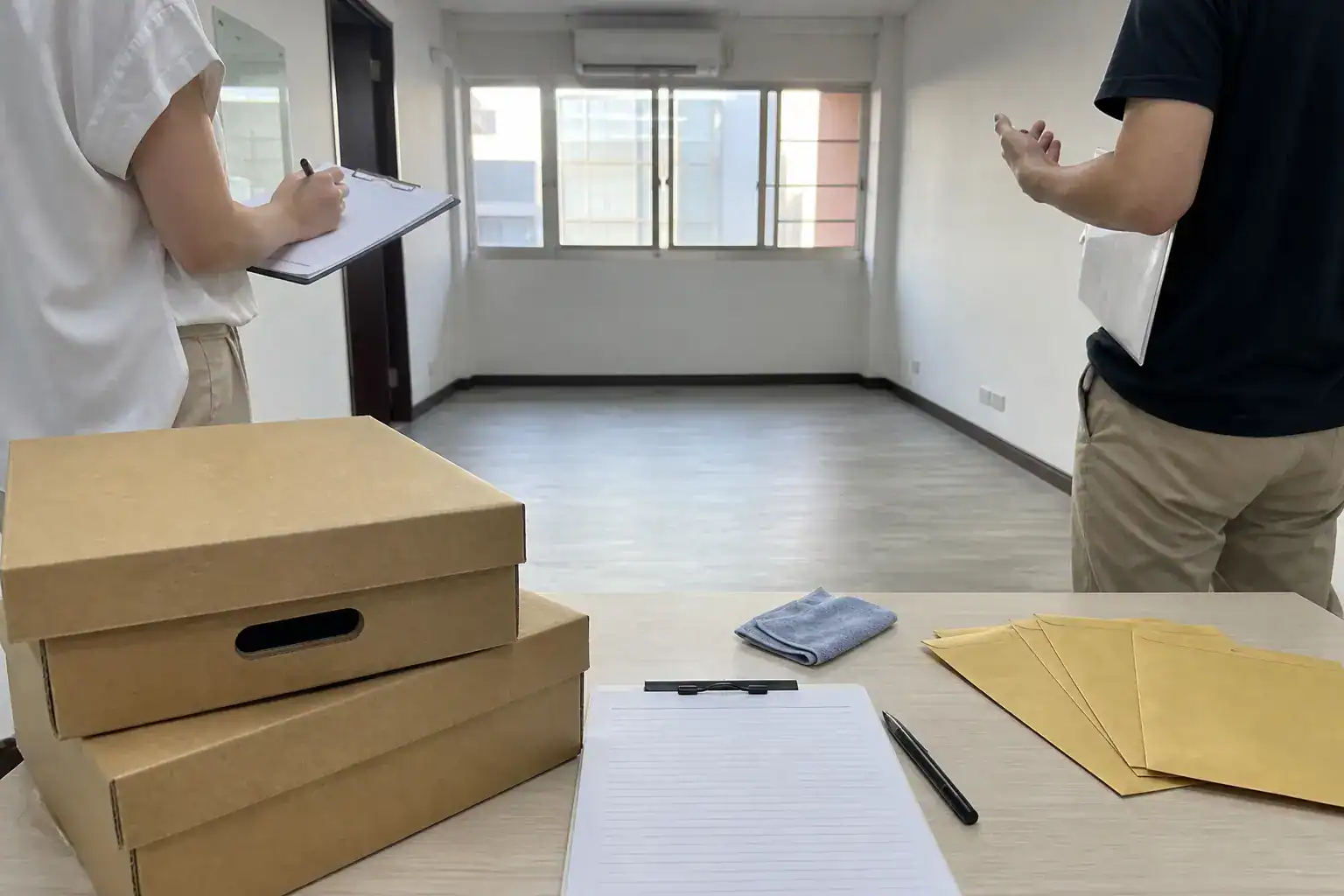 兩人點交已清空的台南分租辦公室與退租文件及鑰匙