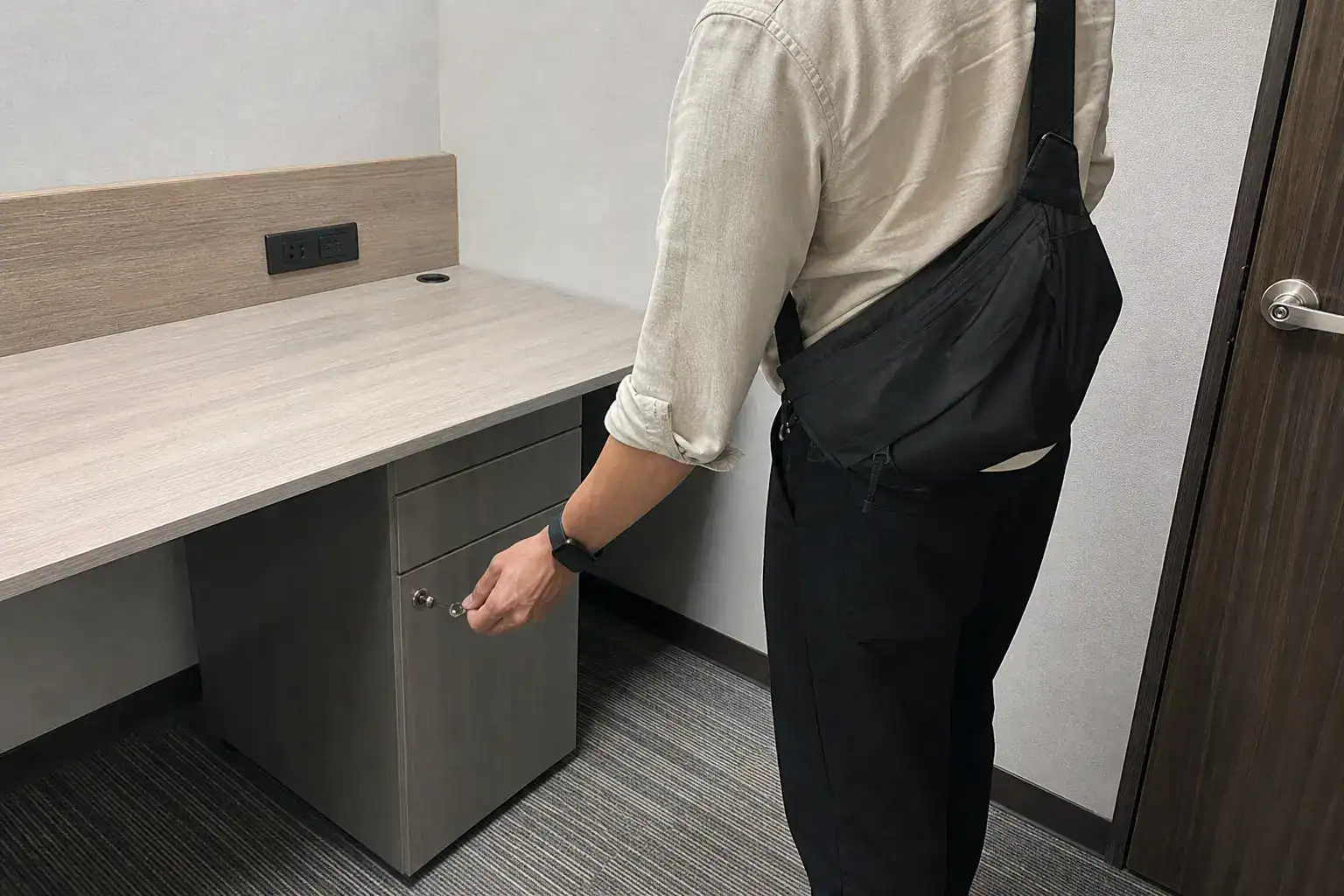 自由工作者檢查台南單人辦公室的門鎖與收納櫃