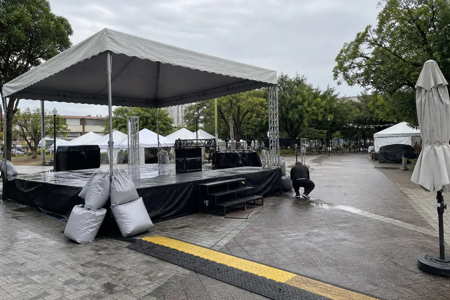 台南戶外包場在雨天前加固棚架、保護器材並保留通行動線