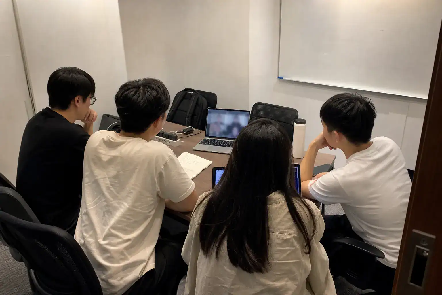 四人團隊在台南小型辦公室進行視訊會議